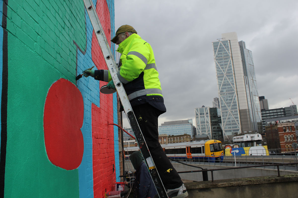 Thierry Noir - Shoreditch rooftop 2013 2.jpg 08-18-31-490
