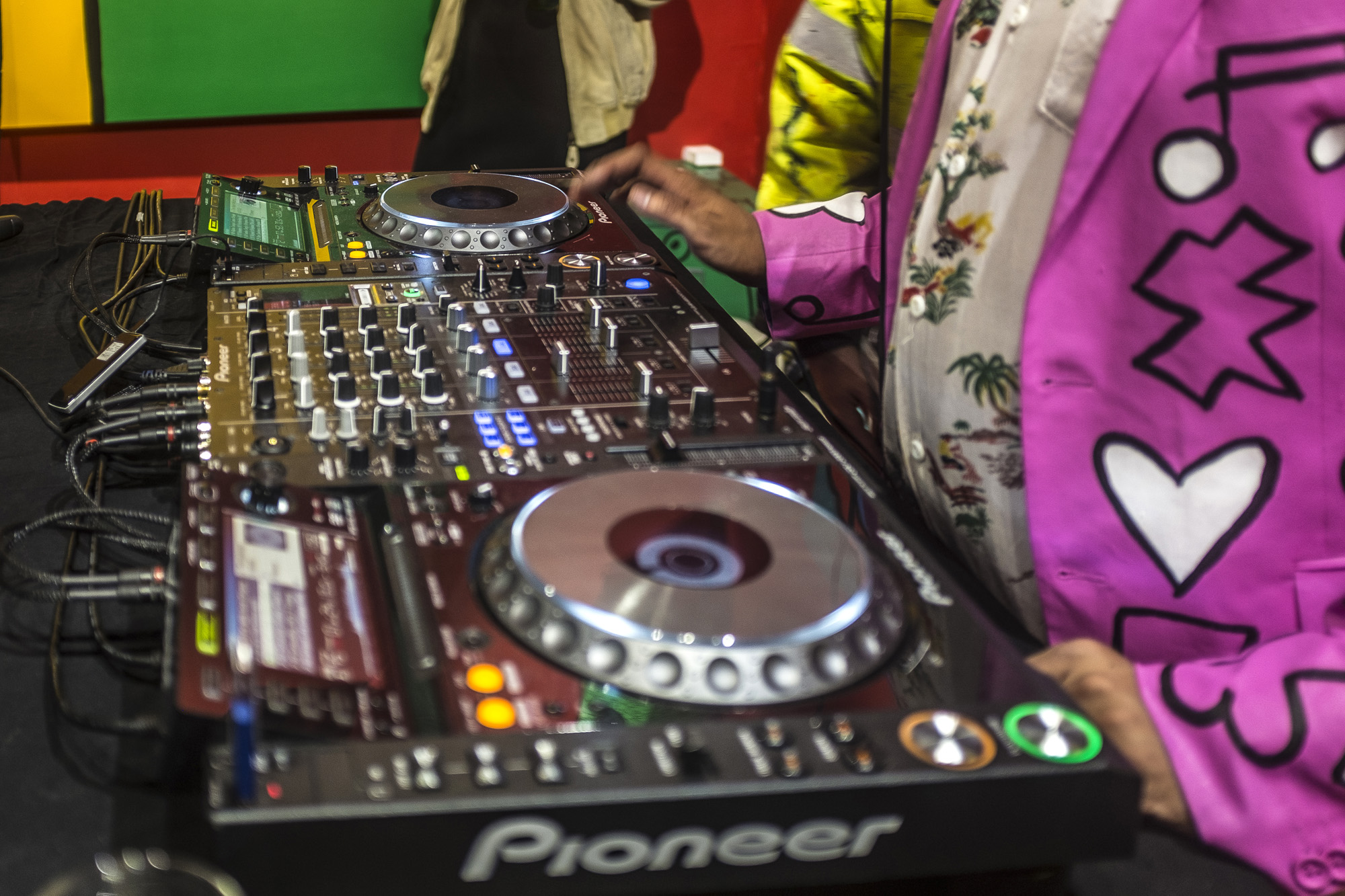 Thierry Noir vs Seth Troxler5