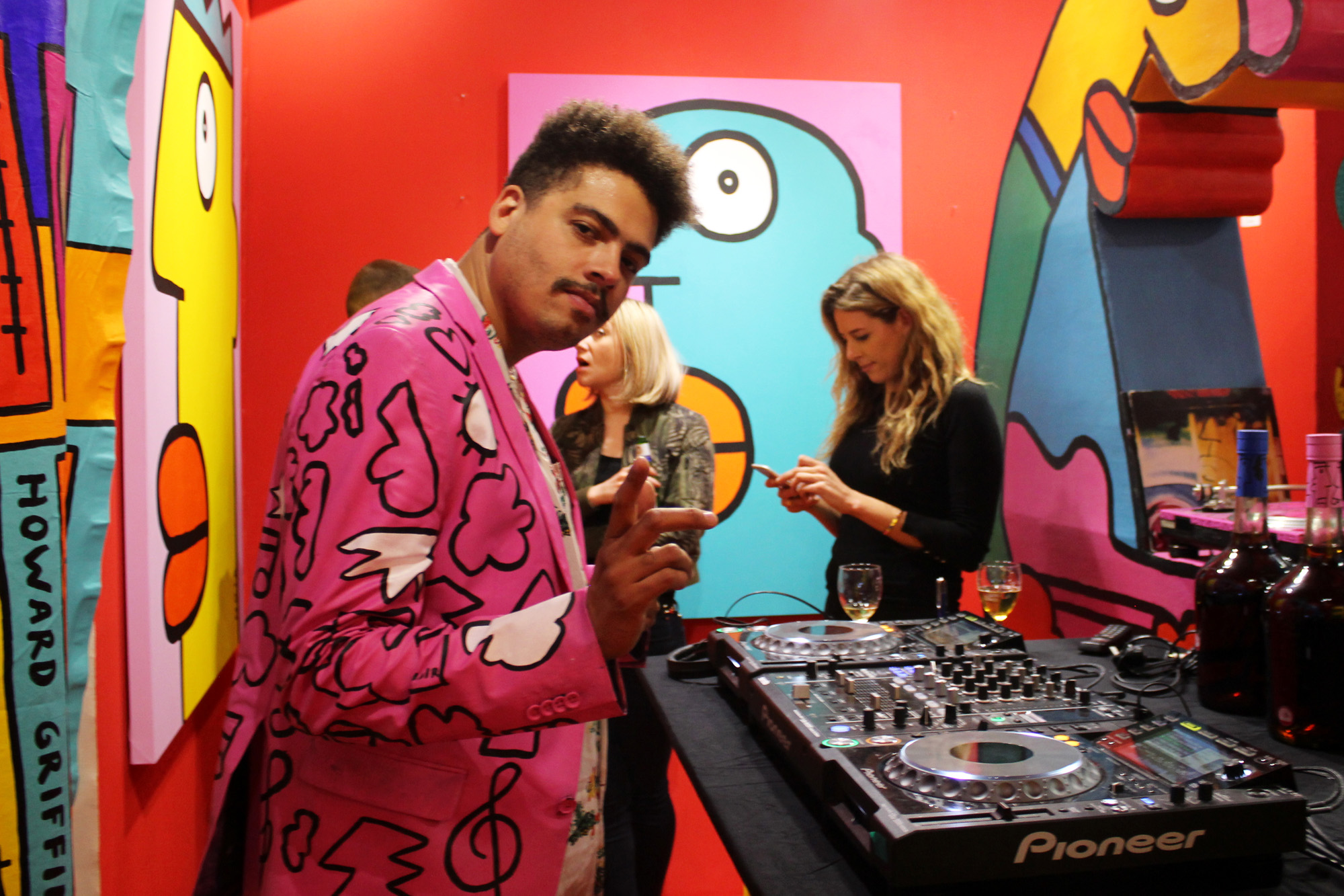 Thierry Noir vs Seth Troxler9