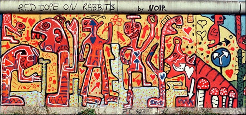 Берлин граффити. Граффити Тьерри Нуар. Noir Street Art. Rabbits Berlin Wall.