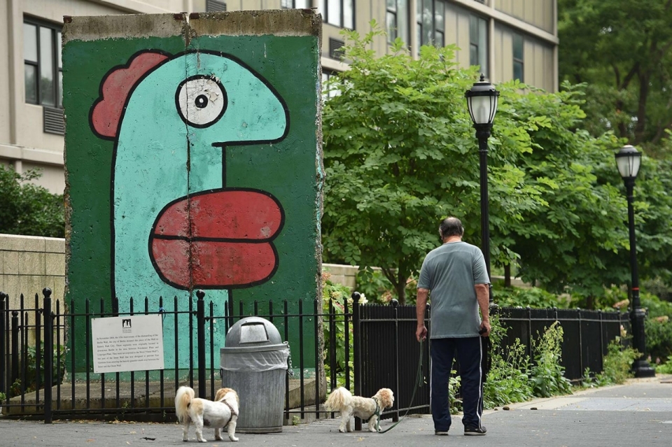 Thierry-Noir-Berlin-Wall-Pieces-2